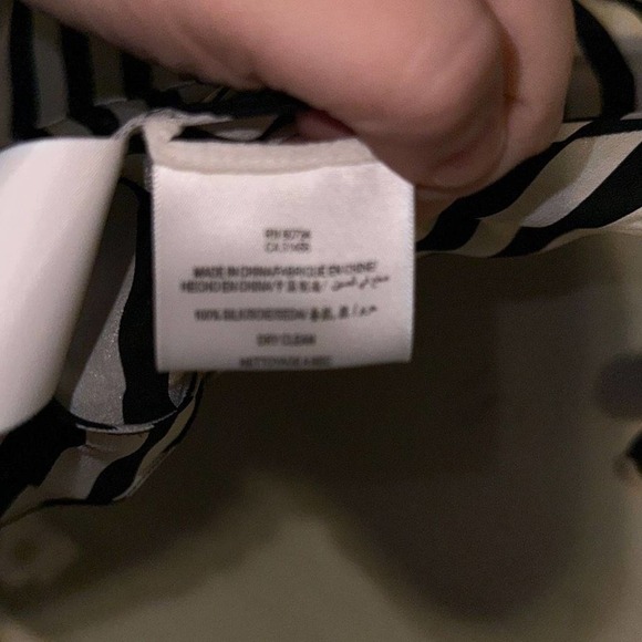 BCBG Maxazria Black and White Striped 100 % Silk Blouse - size medium - Picture 4 of 5
